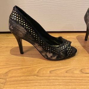 High heels with texture